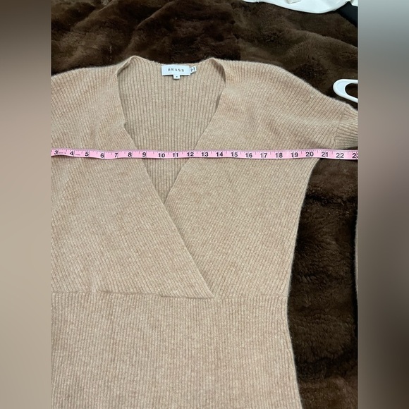 EUC Beautiful Brass The Crossover Cashmere V-Neck Sweater- Size Medium - Picture 4 of 10